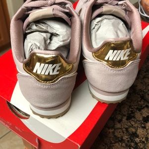 Women’s Nike sneakers